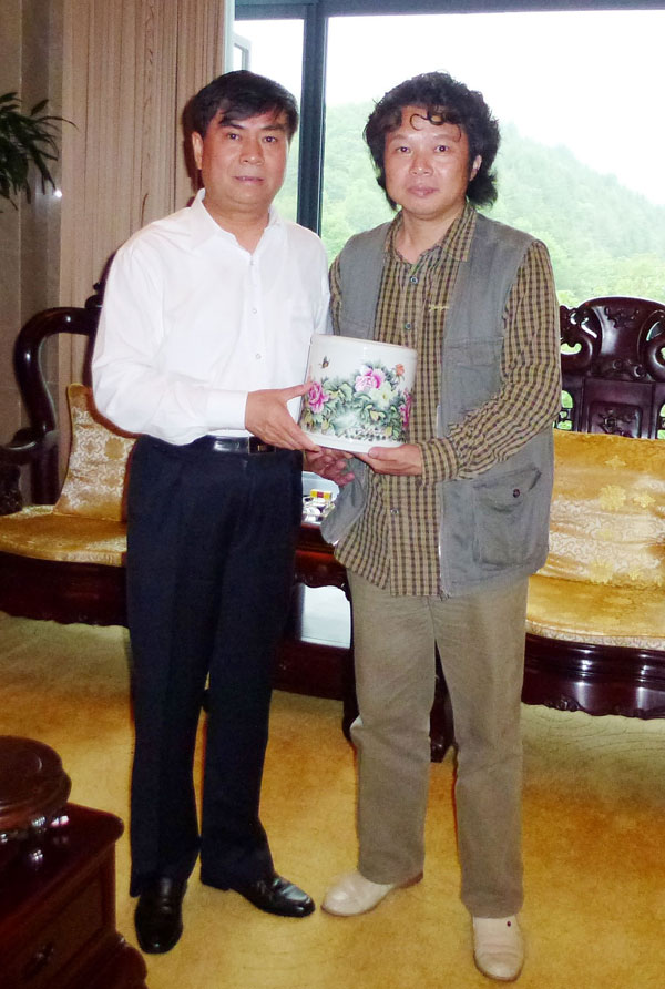 江西省副省长洪礼和接受中国陶瓷设计艺术大师刘少倩创作的国家礼品瓷时的合影